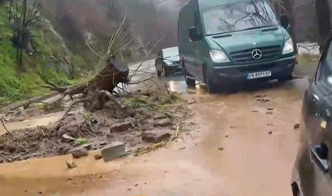 В Родопите се борят с щетите от пороите, има бедстващи