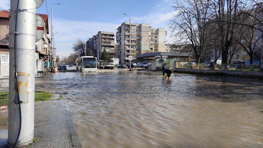 Кола пропадна в дупка от ВиК авария в Пловдивско (СНИМКИ)