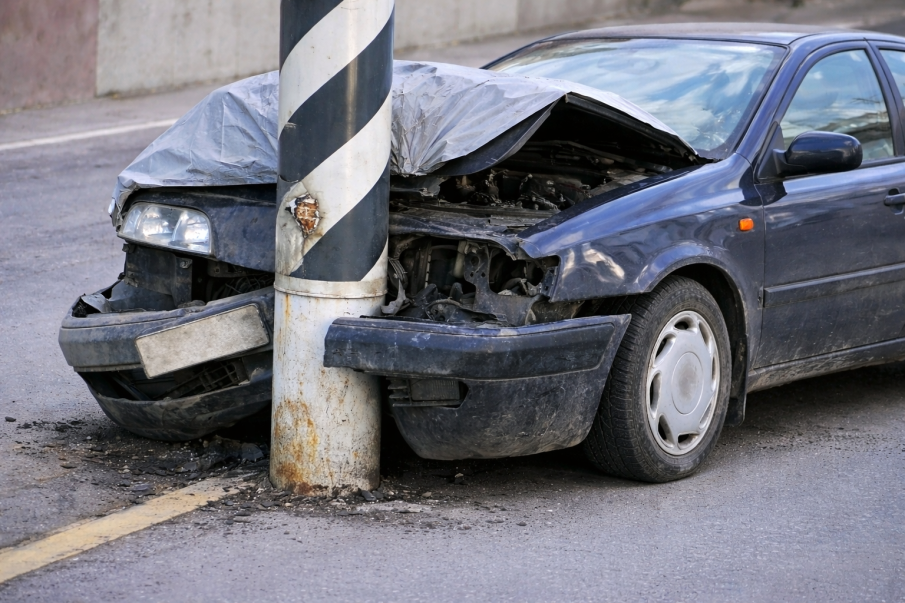 Шофьор блъсна пешеходец в Бургас, друг катастрофира в уличен стълб