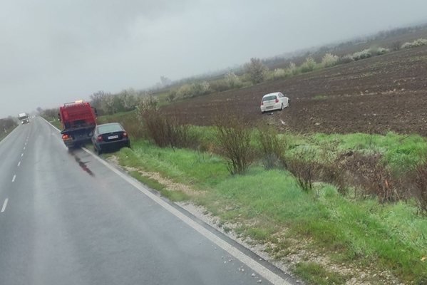Водачка с бяло БМВ заора в нива край Първомай
