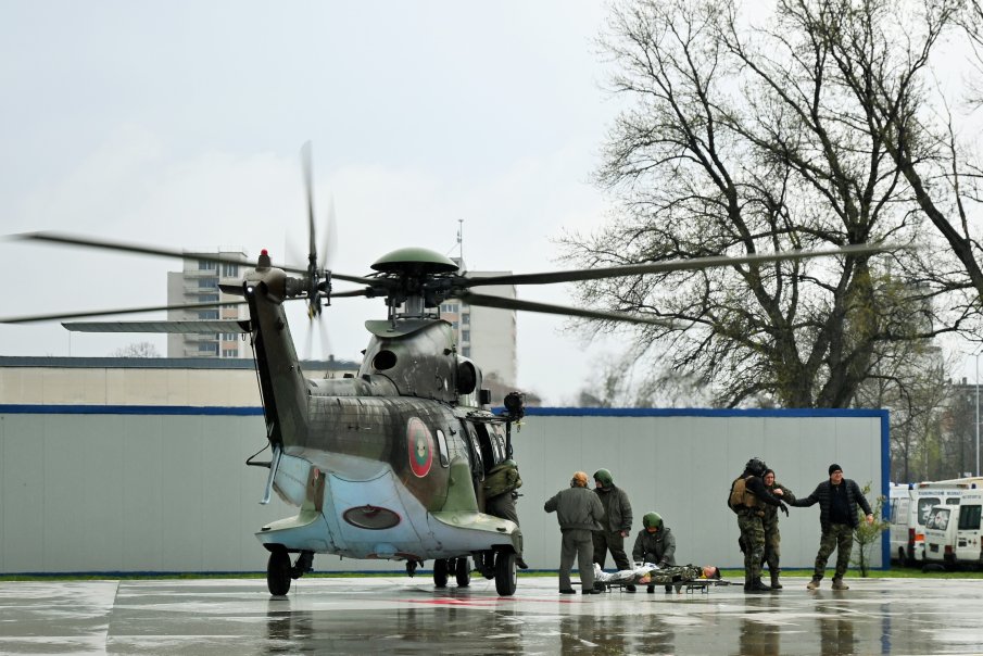 Хеликоптерите на Крумово тренираха с медици спасяване на пострадали