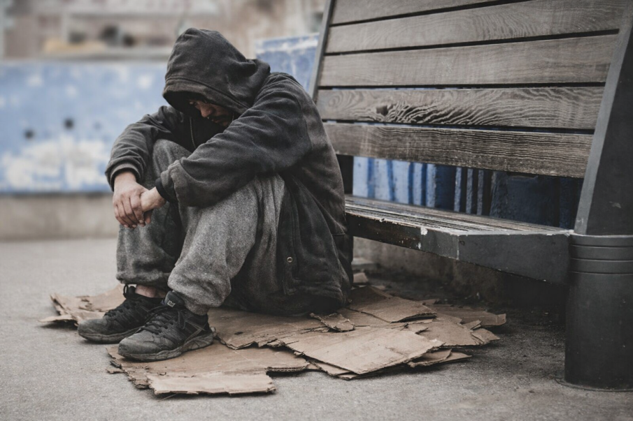 Задържаха двама мъже, пребили и запалили краката на бездомник в Ахтопол