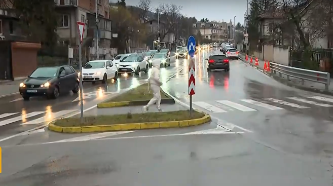 Напрежение сред родители, след като 12-годишно дете беше блъснато от автомобил до училище