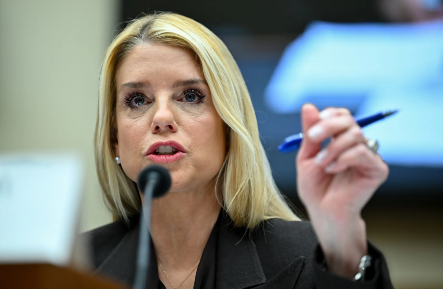 Тръмп уволни главния прокурор Пам Бонди