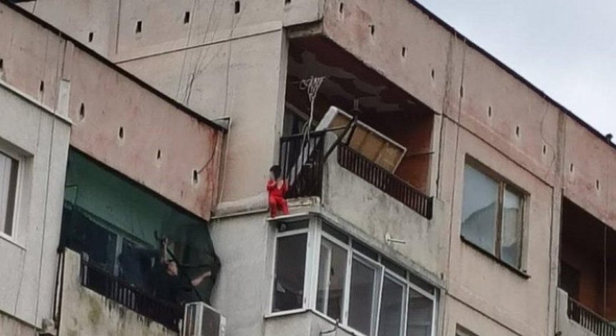 Родителите на момченцето, спасено от падане от 8-ия етаж, категорични – ще се борят за децата си