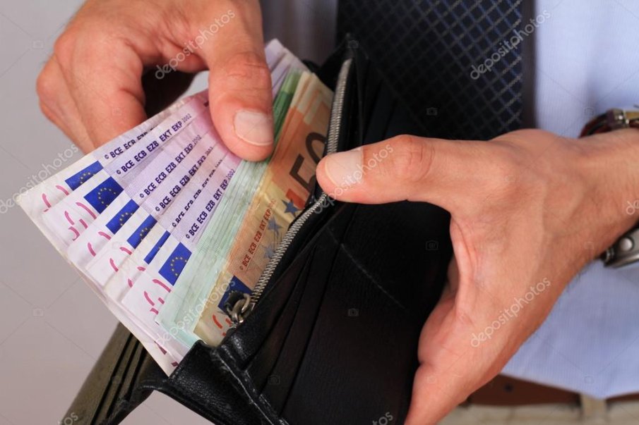 Задържаха ловък апаш, свил чанта на мъж с 15 000 евро