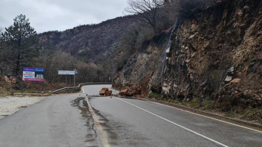 Скала падна на пътя Смолян-Пловдив край Бачково