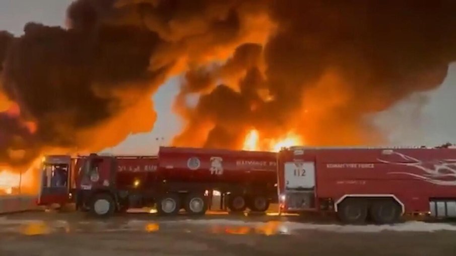 Огромен пожар на летището в Кувейт след атака с дрон (ВИДЕО)