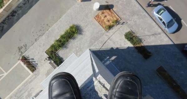 Полицаи съблякоха униформите си, за да спасят мъж, опитал да се самоубие