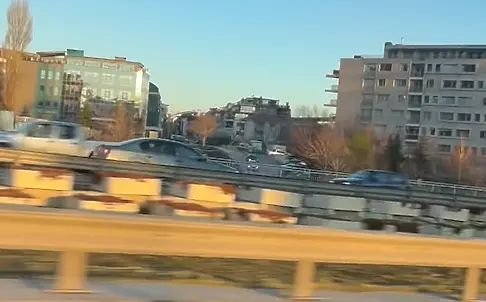 ОПАСНО ШОФИРАНЕ: Безумец натисна газта в насрещното на бул. „България“ (ВИДЕО)