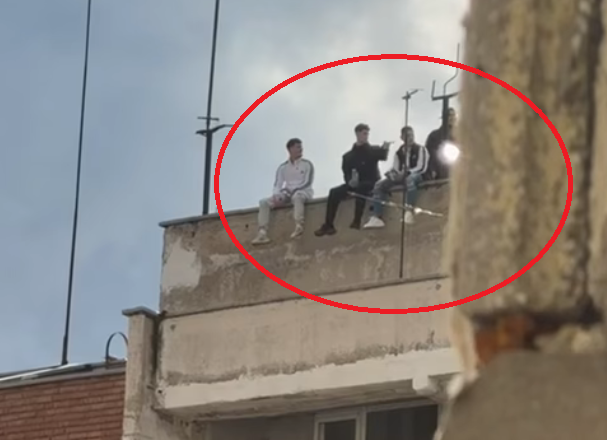 Ако някой си познае децата, да ги прибере: Младежи увиснаха от покрива на 21-етажен блок в центъра на София (ВИДЕО)