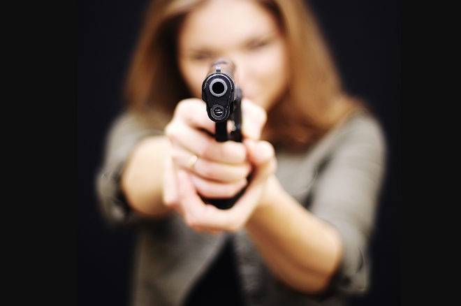 Искам 100 000 лева: Жена опита да обере банка в София с фалшив пистолет