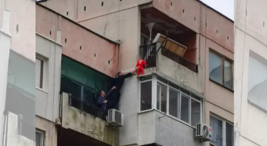 Намериха приемно семейство за висящото момченце от Ямбол и сестричката му