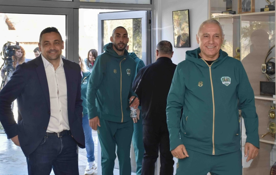 Христо Стоичков откри Залата на спорта в Етрополе