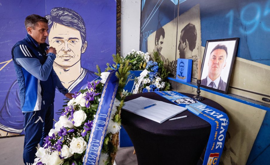 Отборът на Левски почете паметта на Боби Михайлов