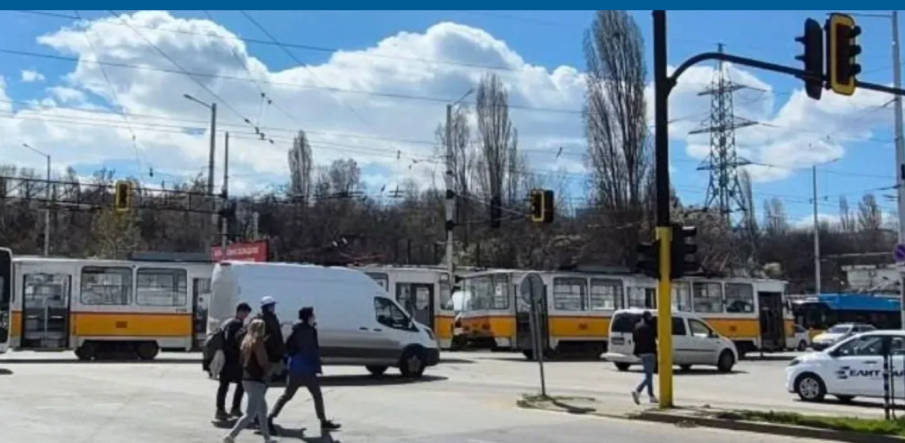 Камион блъсна трамвай и го изхвърли от релсите