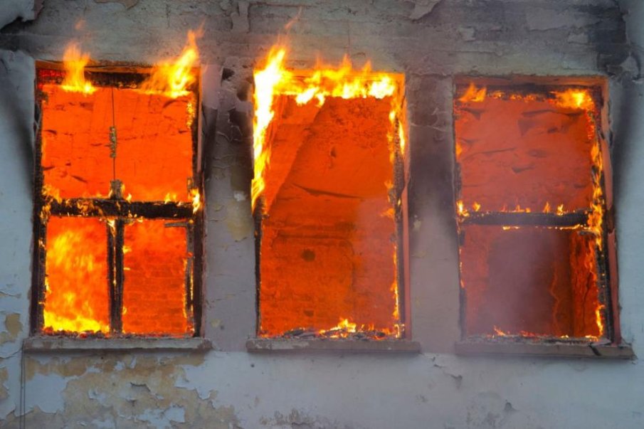 Пожар изпепели покрив на къща в село Илия Блъсково