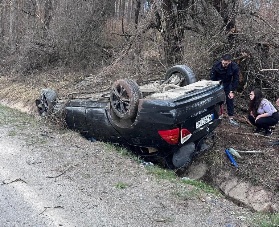 Кола се обърна по таван в дере на прохода Петрохан