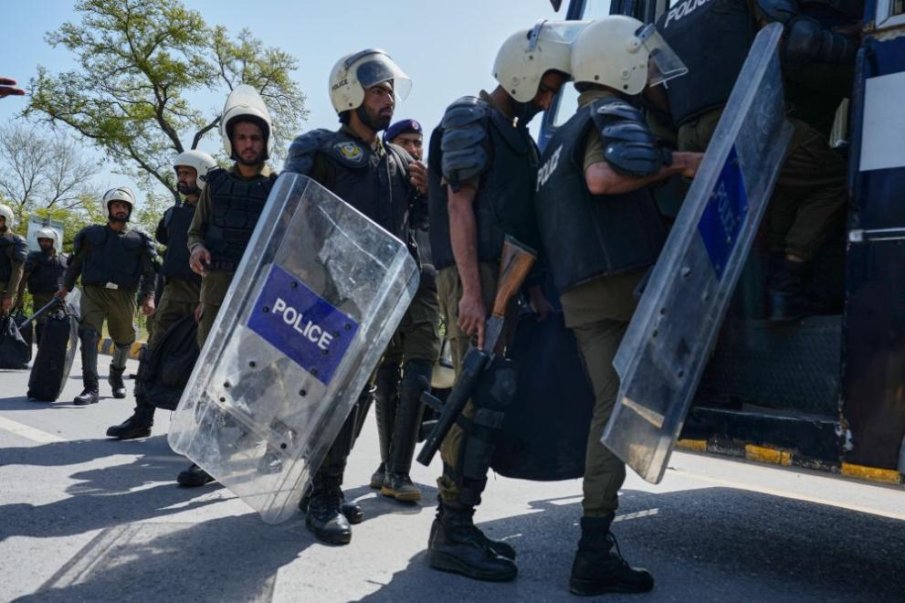 Исламабад засилва мерките за сигурност преди американско-иранските преговори