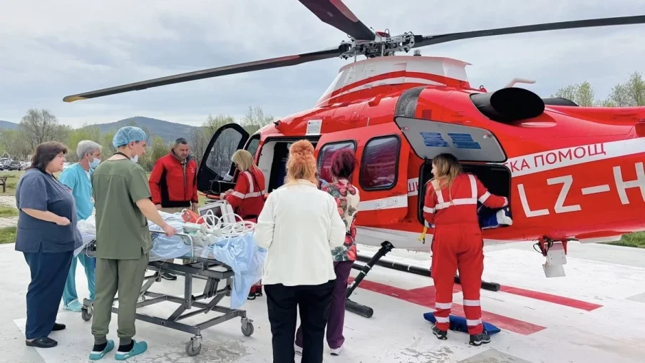 ПОМОЩ ПО ВЪЗДУХА: Транспортираха с хеликоптер пациентка с инсулт от Паднагюрище до София