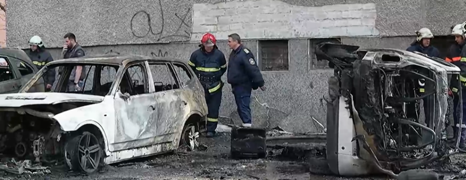 Пожар изпепели четири автомобила край блокове в Русе