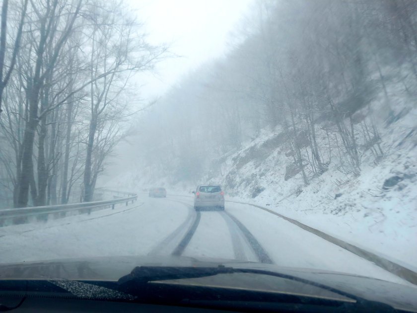 Сняг изненада шофьорите на прохода Шипка