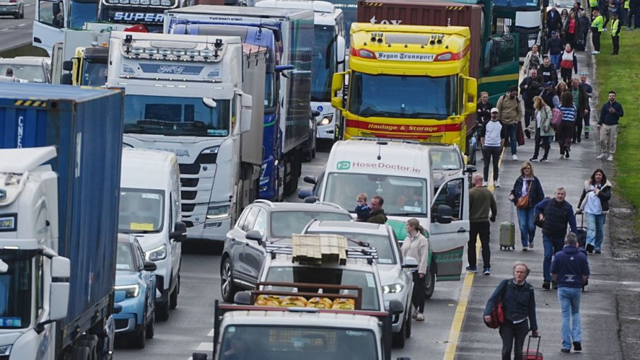 Камиони с гориво си възвърнаха достъпа до петролна рафинерия в Република Ирландия
