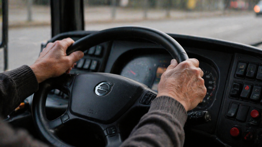 Опасно шофиране: 75-годишен мъж задигна автобус в Свищов