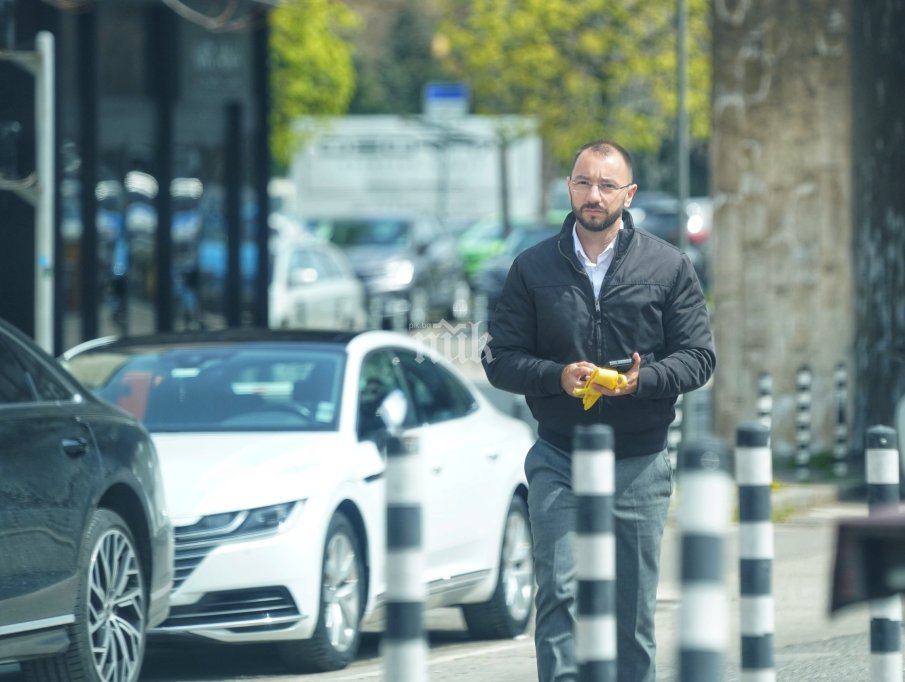 ГОРЕЩО В ПИК: Хекимян на бананова диета след Великден - демонстрира класа пред НДК (СНИМКИ)