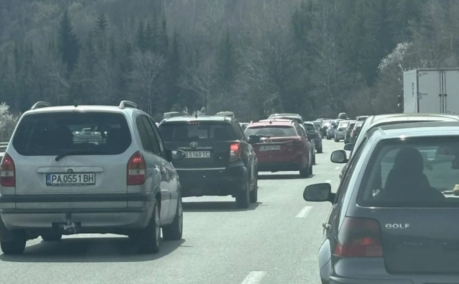 Задържаха водач на камион, блокирал движението по АМ Хемус