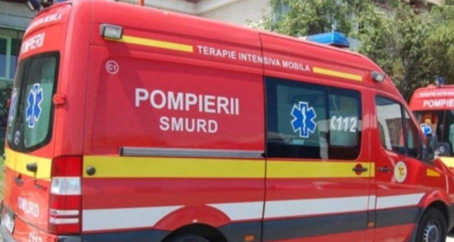 Мъж загина, а три деца и жена са в болница, след като кола се заби в сграда в Румъния