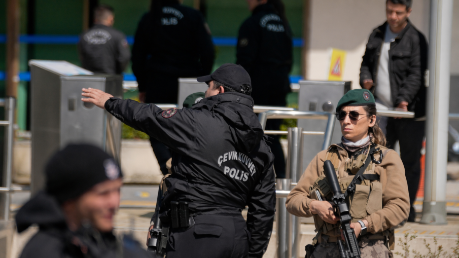 12 са задържаните във връзка с престрелката миналата седмица пред израелското консулство в Истанбул