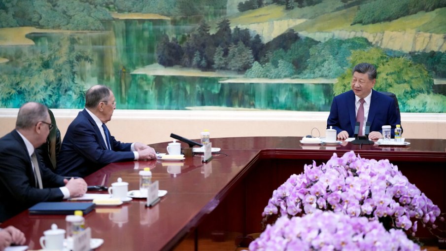 СРЕЩА НА ВЪРХА: Си Дзинпин и Лавров обсъдиха конфликтите в Украйна и Близкия изток