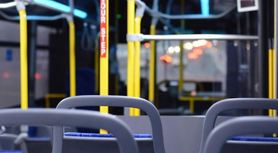 Тийнейджъри вилняха в автобус в София, хвърляха бутилки и пребиха мъж