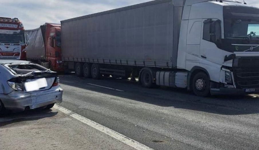 Верижна катастрофа с два камиона затруднява движението по АМ „Хемус“