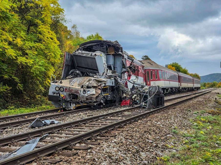 Един загинал и 21 ранени при тежък сблъсък между влак и камион