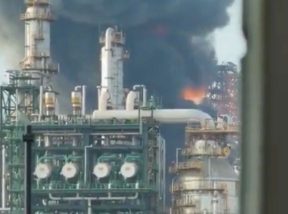 Огромен пожар избухна в петролна рафинерия в Мексико