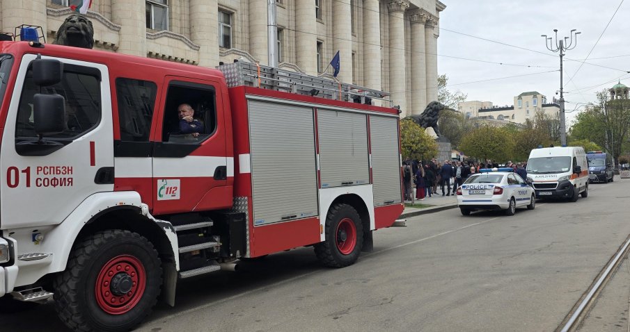 Сигнал за бомба евакуира Съдебната палата в София (СНИМКИ)