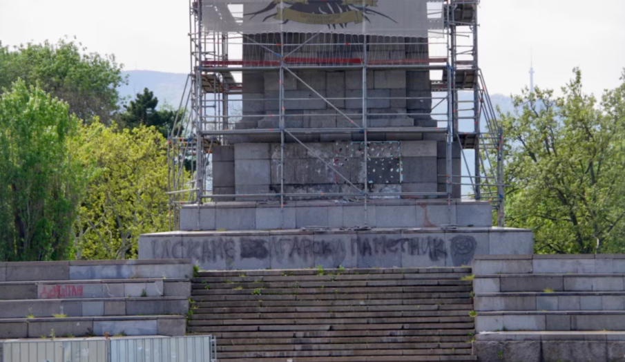 Демонтират скелето на Паметника на Съветската армия