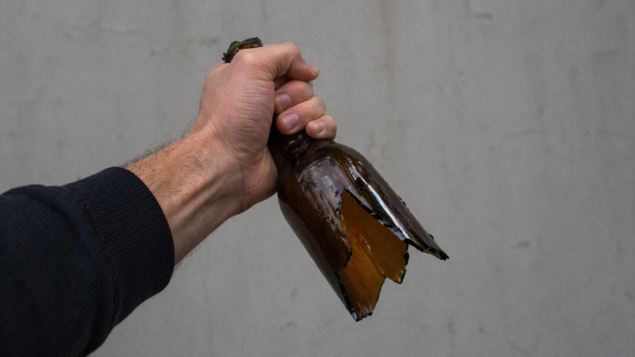 Екшън между фенове на футболни отбори в Разград: Стъклена бутилка се счупи в главата на мъж