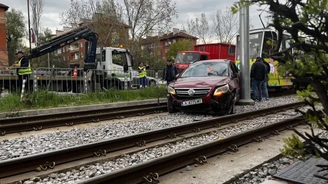 Две коли кацнаха върху трамвайните линии в София