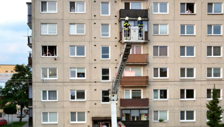 Пожарникари помогнаха на жена, блокирана на тераса на петия етаж в Силистра