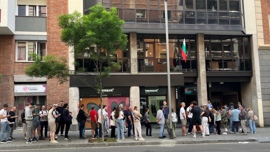 Опашки за гласуване се извиха пред консулството ни в Барселона