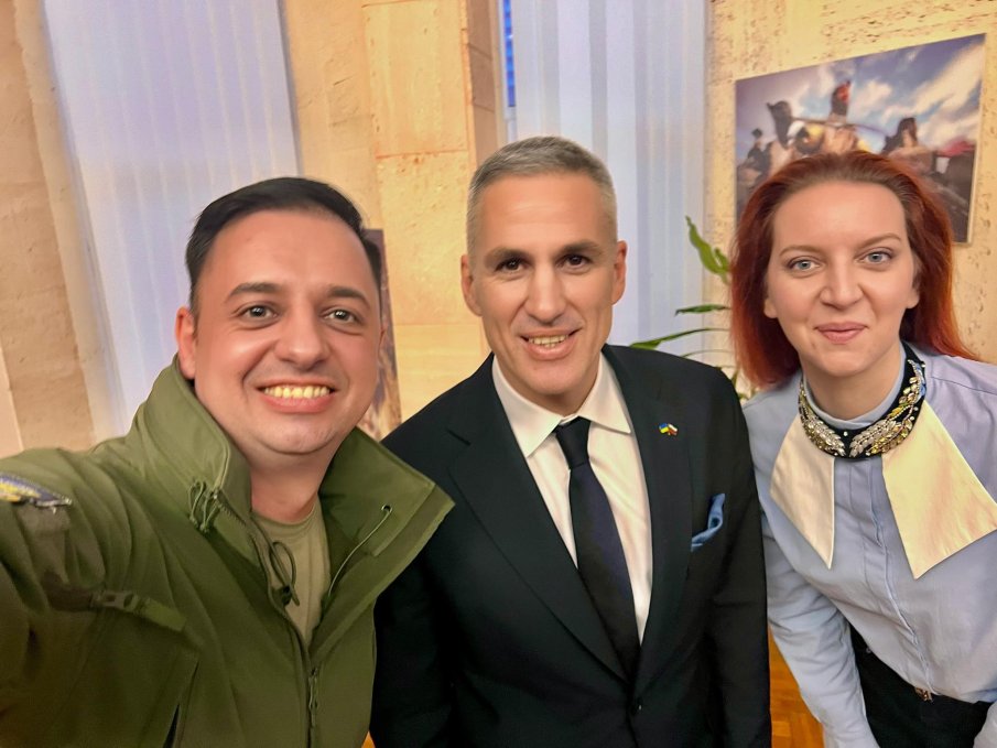 СКАНДАЛНА ВЕРСИЯ! Масираните атаки на БГ Елфите срещу Радев започнали след срещата им с Гюров