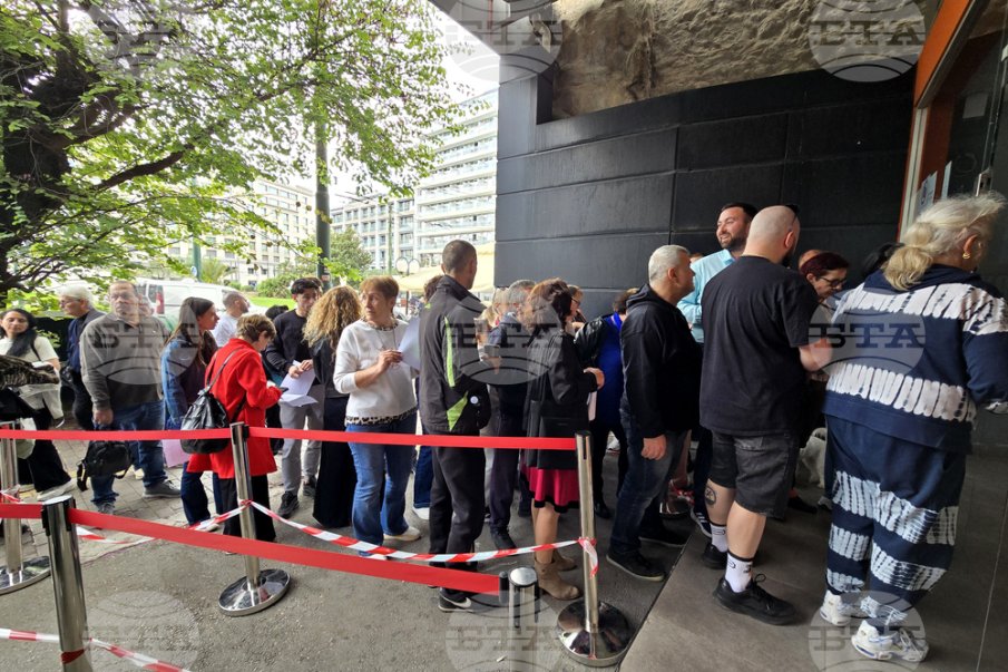 Опашки от желаещи да гласуват българи пред две от секциите в Атина