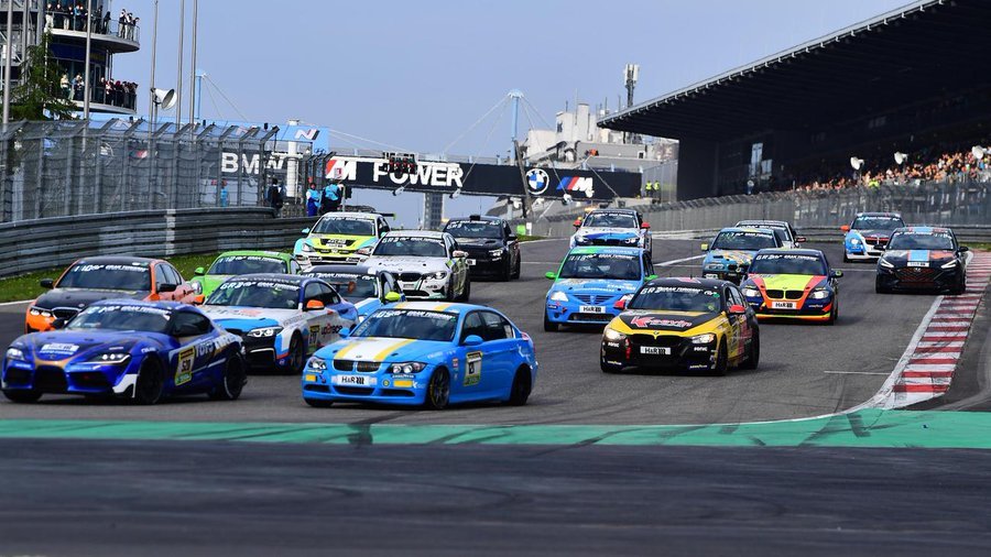 Автомобилен пилот загина при тежък инцидент на писта в Германия