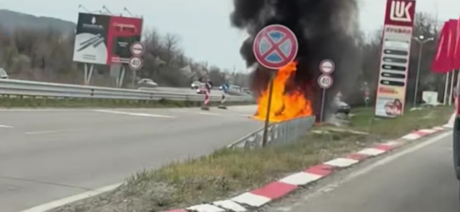 Кола пламна край бензиностанция до Владая