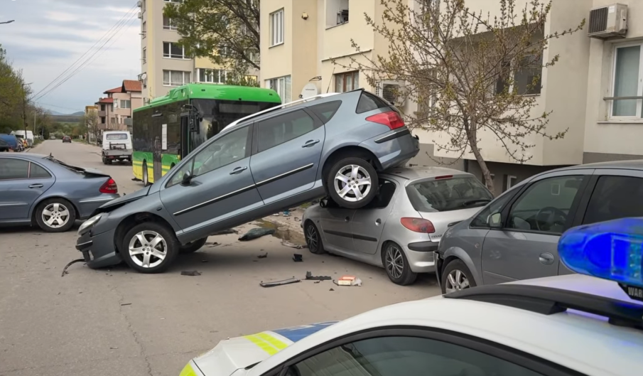 Зрелищна катастрофа в Хасково: Автобус помете три паркирани автомобила