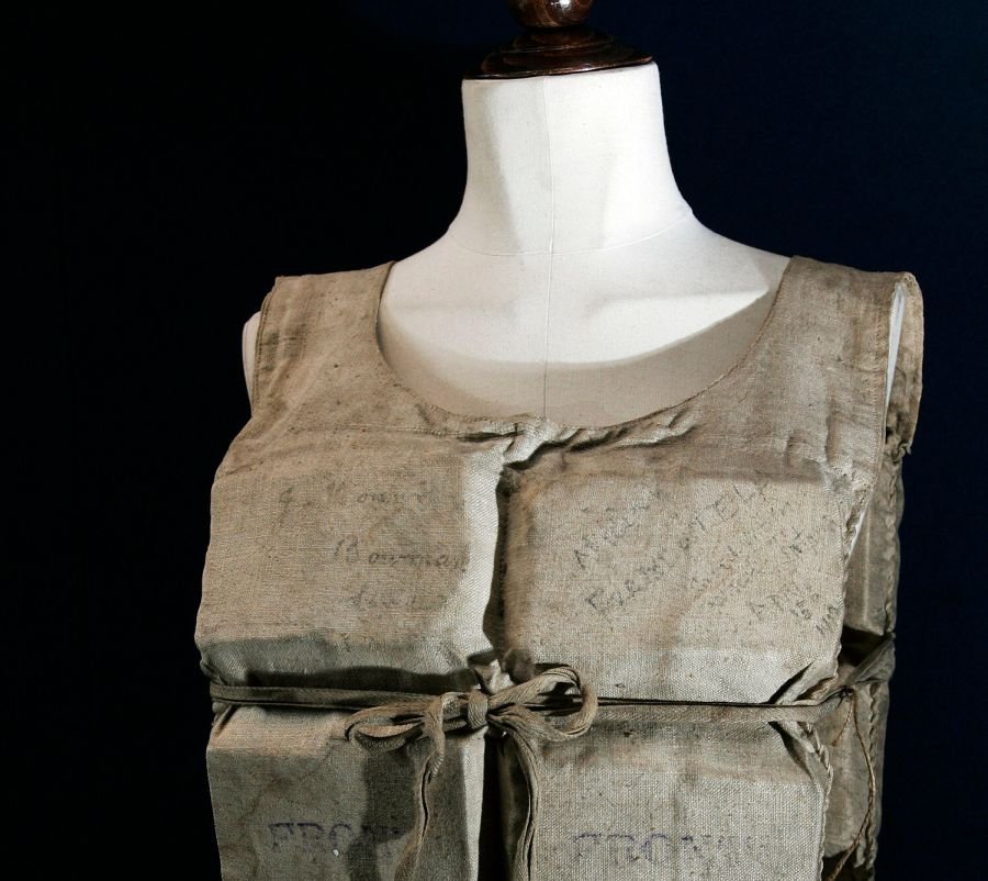 Спасителна жилетка от Титаник е продадена за рекордните 900 хил. щатски долара