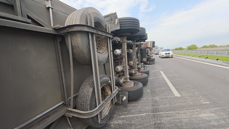 Зрелищна катастрофа на Тракия: Тонове картофи заляха магистралата